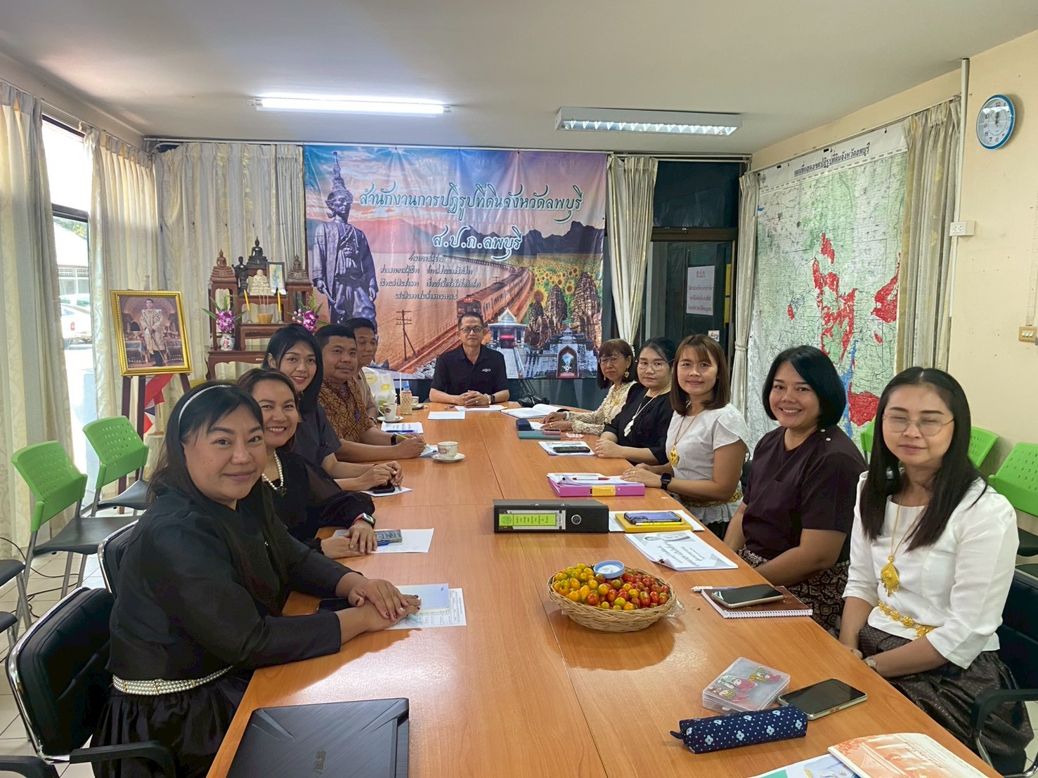 title - วันศุกร์ที่ 30 มกราคม 2569 เวลา 09.30 น. นายคมกฤษ แป้นโพธิ์กลาง ผู้ตรวจราชการกรม สำนักงานการปฏิรูปที่ดินเพื่อเกษตรกรรม ได้เข้าตรวจติดตามงานตามแผนงานของสำนักงานการปฏิรูปที่ดินจังหวัดลพบุรี ประจำปีงบประมาณ พ.ศ. 2569 รอบที่ 1 	ในการนี้ ผู้ตรวจราชการกรม ได้ให้ข้อเสนอแนะ แนวทางการแก้ไขปัญหา แนวทางการดำเนินงานที่เป็นประโยชน์ พร้อมทั้งให้เจ้าหน้าที่ทุกท่านปฏิบัติหน้าที่ด้วยความซื่อสัตย์ สุจริต มีความสามัคคี และได้ให้ขวัญกำลังใจในการปฏิบัติงานเพื่อให้ผลการปฏิบัติงานสำเร็จตามแผนงาน ณ ห้องประชุมสำนักงานการปฏิรูปที่ดินจังหวัดลพบุรี